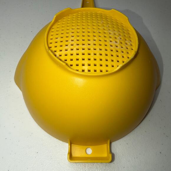 Vintage Yellow Tupperware Handled Colander Strainer 2 qt Double Spout #1523 - Picture 2 of 8